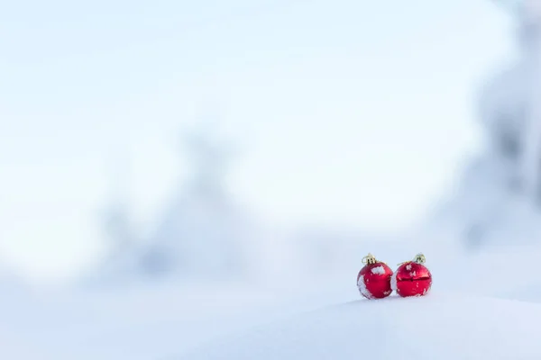 Červené Vánoční Koule Čerstvém Sněhu — Stock fotografie