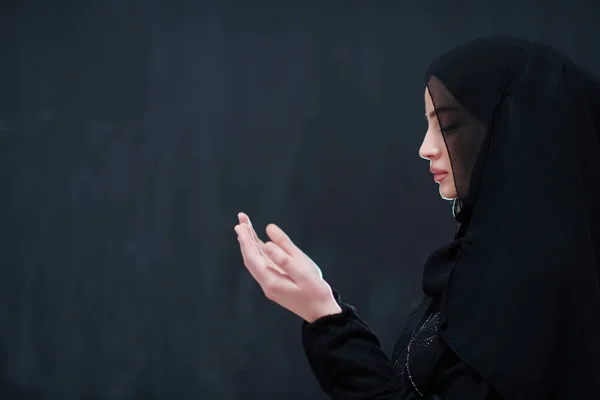ドゥアを作る若いムスリム女性の肖像 — ストック写真