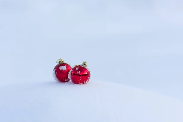 Boules Noël Rouges Dans Neige Fraîche — Photo
