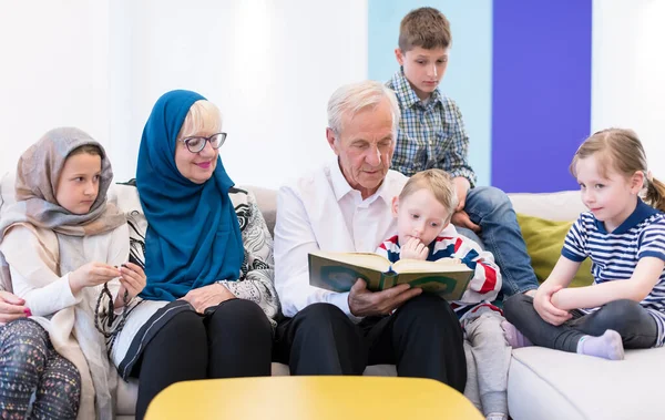 Modern Muslim Grandparents Grandchildren Reading Quran — Stock Photo, Image