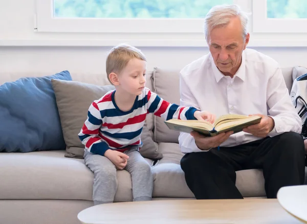 Moderner Muslimischer Großvater Mit Enkel Beim Koranlesen — Stockfoto