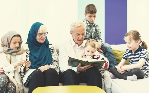 Abuelos Musulmanes Modernos Con Nietos Leyendo Corán —  Fotos de Stock