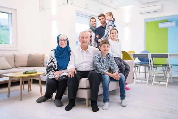 Retrato Feliz Familia Musulmana Moderna — Foto de Stock