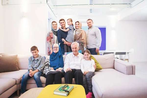 Mutlu Modern Müslüman Aile Portre — Stok fotoğraf