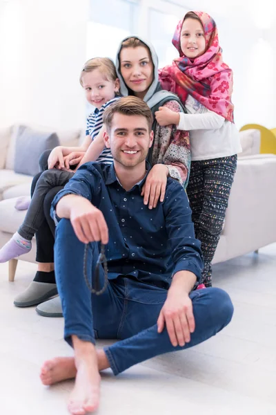 Portret Van Jonge Gelukkige Moderne Moslimfamilie — Stockfoto