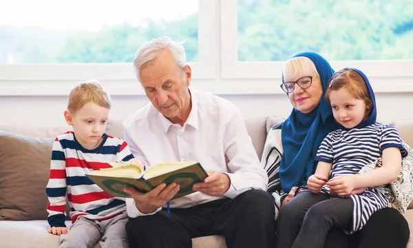 Modernos Avós Muçulmanos Com Netos Lendo Alcorão — Fotografia de Stock