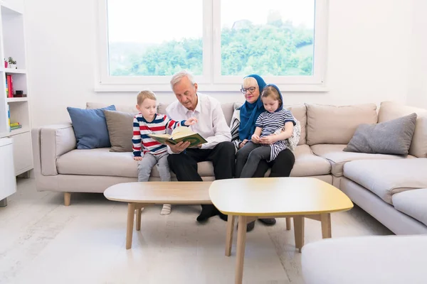 Moderne Moslim Grootouders Met Kleinkinderen Lezing Quran — Stockfoto