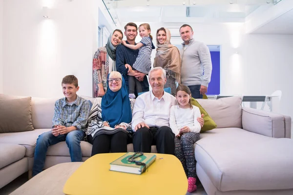 Ritratto Felice Famiglia Musulmana Moderna — Foto Stock