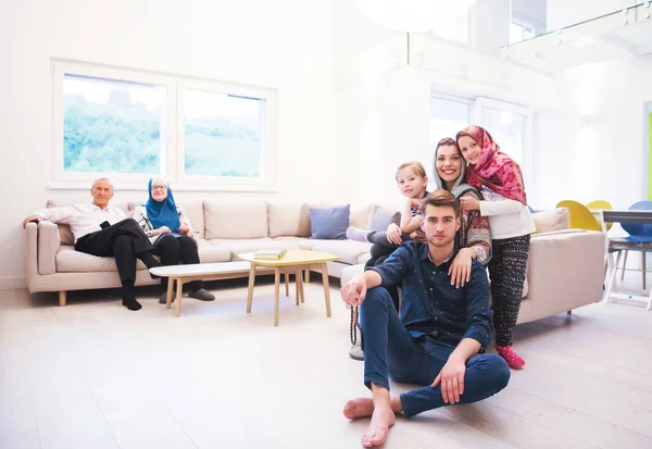 Porträtt Lycklig Modern Muslimsk Familj — Stockfoto