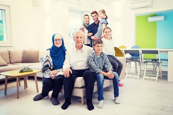 Porträt Einer Glücklichen Modernen Muslimischen Familie — Stockfoto