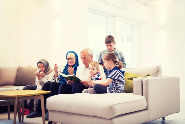 Moderna Muslimska Mor Föräldrar Med Barnbarn Som Läser Koranen — Stockfoto