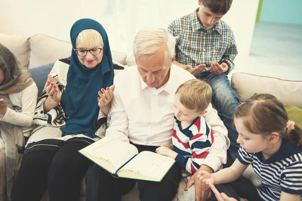 Современные Мусульманские Бабушки Дедушки Внуками Читающими Коран — стоковое фото