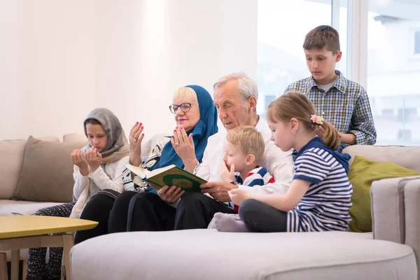 Modernos Avós Muçulmanos Com Netos Lendo Alcorão — Fotografia de Stock