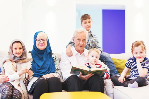 Abuelos Musulmanes Modernos Con Nietos Leyendo Corán —  Fotos de Stock