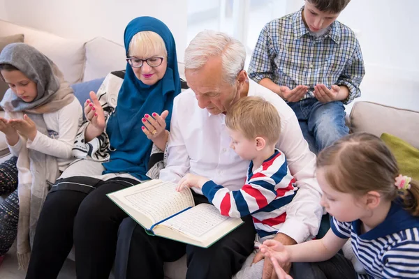 Modern Muslim Grandparents Grandchildren Reading Quran — Stock Photo, Image