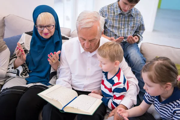 Современные Мусульманские Бабушки Дедушки Внуками Читающими Коран — стоковое фото