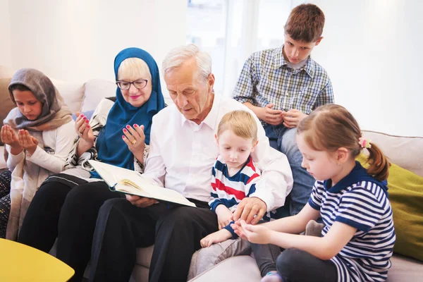Moderne Muslimische Großeltern Mit Enkeln Die Quran Lesen — Stockfoto