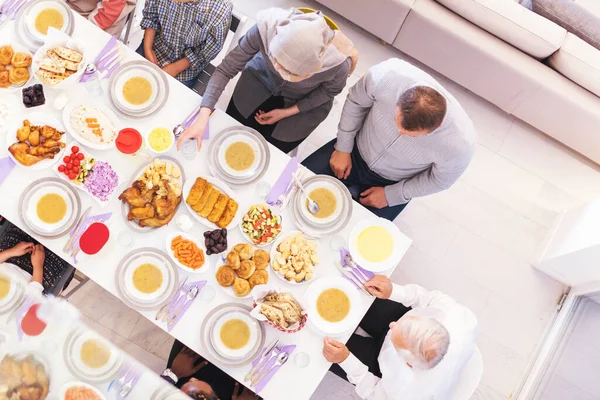 Felső Nézet Modern Többnemzetiségű Muszlim Család Várja Iftar Vacsora Kezdetét — Stock Fotó