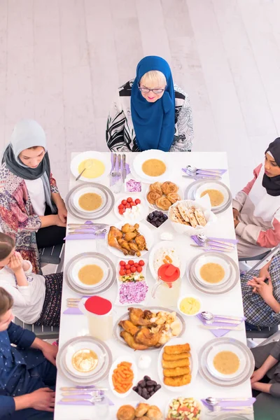 Vista Superior Familia Musulmana Multiétnica Moderna Espera Del Comienzo Cena —  Fotos de Stock