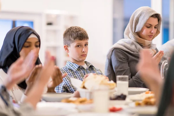 Familia Musulmana Multiétnica Moderna Rezando Antes Cenar Iftar — Foto de Stock
