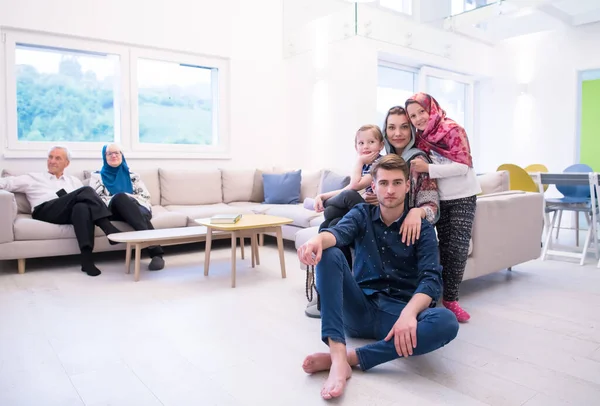 Portret Van Gelukkige Moderne Moslimfamilie — Stockfoto