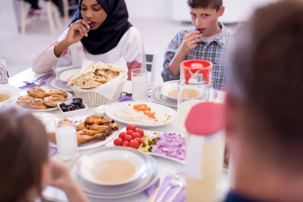 Modern Multietnikus Muzulmán Család Amelynek Ramadan Ünnepe — Stock Fotó