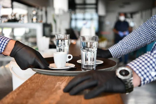 Kellner Medizinischer Schutzmaske Serviert Den Kaffee Restaurant — Stockfoto