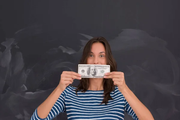 Женщина Держит Банкноту Перед Доской Рисования Мелом — стоковое фото
