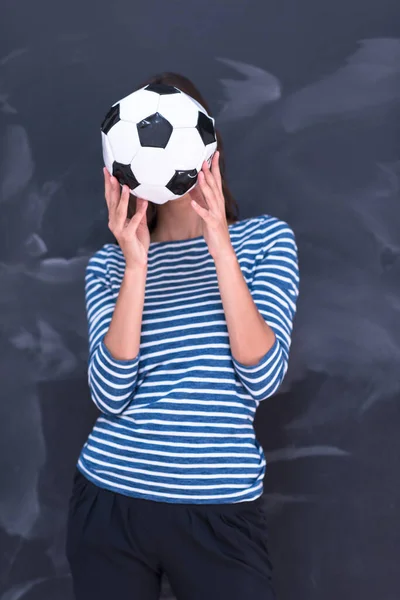 Mulher Segurando Uma Bola Futebol Frente Quadro Desenho Giz — Fotografia de Stock