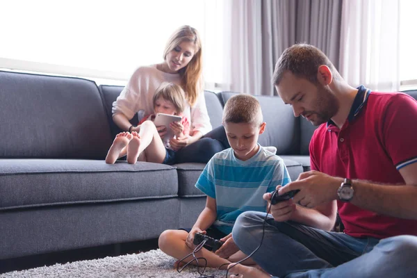 快乐的家庭玩电子游戏 — 图库照片