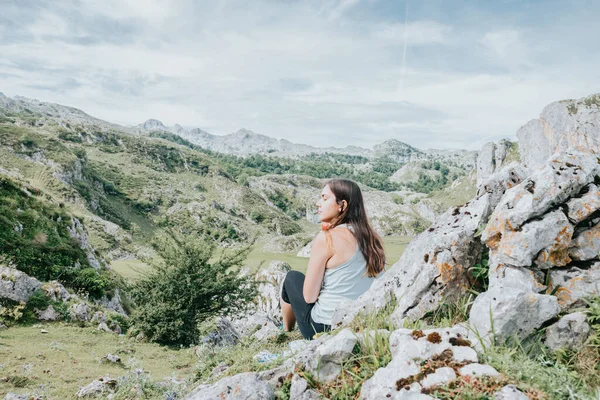 Kobieta Wędrówki Górach Patrząc Malownicze Widoki Magiczne Ziemie Podróże Pieszo — Zdjęcie stockowe