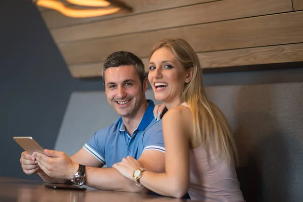 Couple Using Tablet Home — Stock Photo, Image