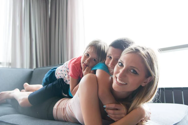 若い母親は床の上の子供たちと過ごす時間 — ストック写真