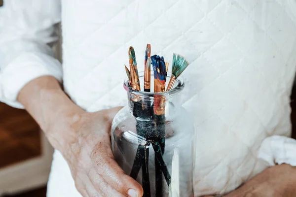 Mulher Artista Pintor Segurando Monte Pincel Tinta Artista Pintor Pincel — Fotografia de Stock