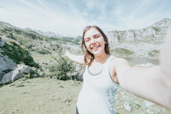 Jovem Tirar Uma Selfie Nas Montanhas Depois Dia Viagem Vista — Fotografia de Stock