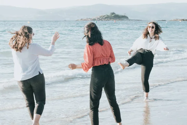 快乐的年轻女性在夏日的海滩上笑着 享受假期 享受户外的友谊 — 图库照片