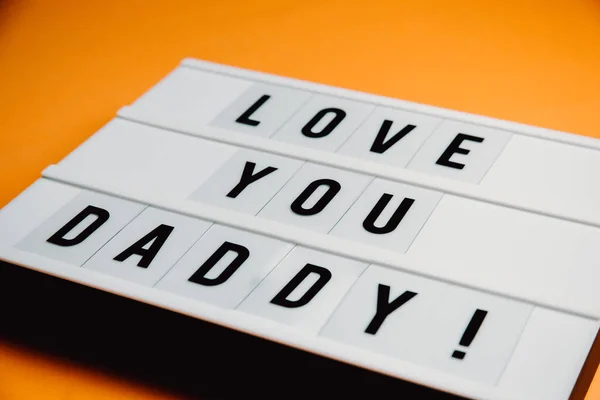 爸爸在粉红的背景上签了字 上面写着 爱你的爸爸 爱的概念 最小的 复制的空间 风格设计 — 图库照片