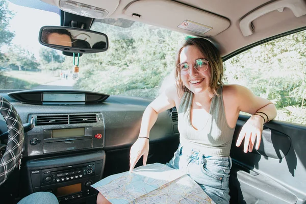 Beautiful Caucasian Young Hipster Female Posing Car Trip Checking Map — Stock Photo, Image