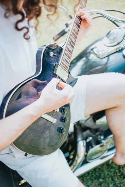 Close Pair Hands Playing Guitar Outdoors Sunny Day Practicing Instrument — 图库照片