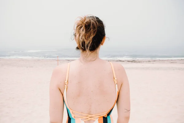 先頭へ戻る若い女性の水着で 憂うつなビーチ 夏の感じの後に泳ぐ — ストック写真