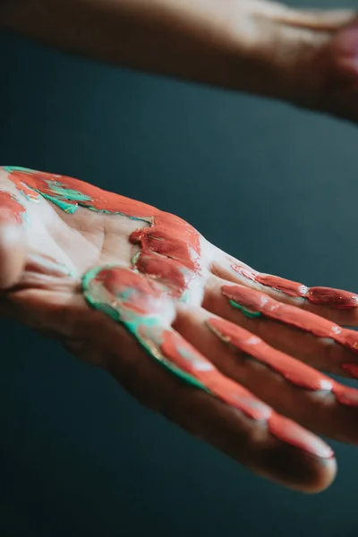 Веселый Отдых Творческая Женщина Художник Показывает Руки Грязные Различными Красками — стоковое фото