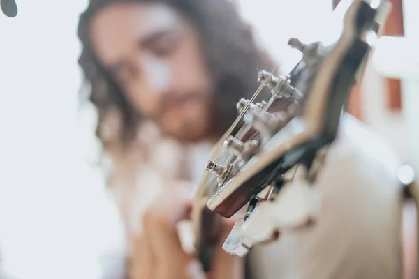 Atraktivní Muž Dlouhými Vlasy Hrát Akustickou Kytaru Venku Hippie Relaxovat — Stock fotografie
