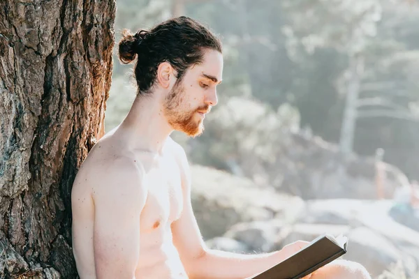 Close Man Beard Reading Book Shirtless Next Tree Summertime — Stock Photo, Image