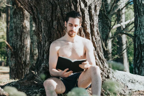 Gömleksiz Bir Adam Yaz Günü Bir Ağaca Karşı Kitap Okuyor — Stok fotoğraf