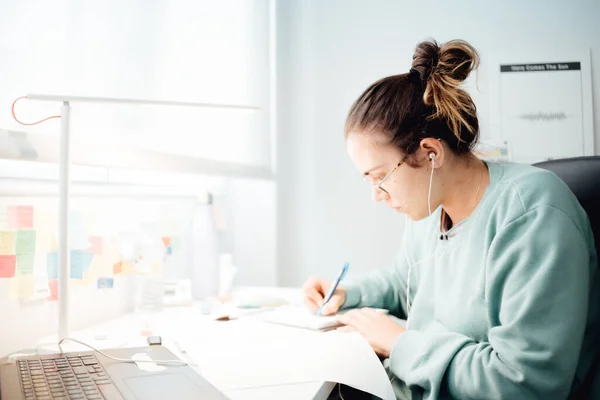 Girl Working Laptop Home Student Studying Home Freelancer Online Work — Stock Photo, Image