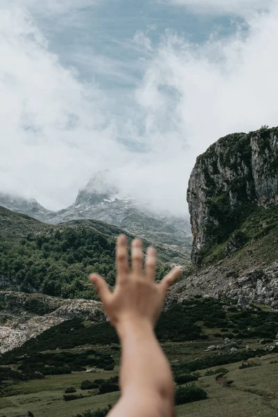 Tumblr Στυλ Εικόνας Χέρι Πάνω Idyllic Ορεινό Τοπίο Στην Ισπανία — Φωτογραφία Αρχείου
