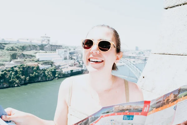 Młoda Kobieta Turystka Korzystająca Okularów Przeciwsłonecznych Patrząc Mapę Środku Ulicy — Zdjęcie stockowe