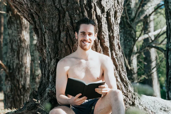 Ein Junger Hippie Mann Badehose Liest Ein Buch Gegen Einen — Stockfoto