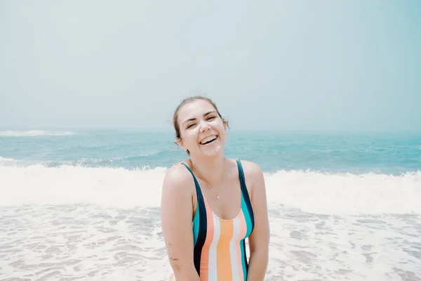 海を背景にしたビーチでの晴れた日に 水着姿の若い女性がカメラで笑い 自由と休日のコンセプト コピースペース — ストック写真