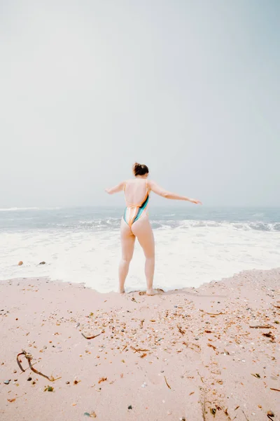Junge Frau Läuft Und Amüsiert Sich Strand Genießt Warmes Tropisches — Stockfoto